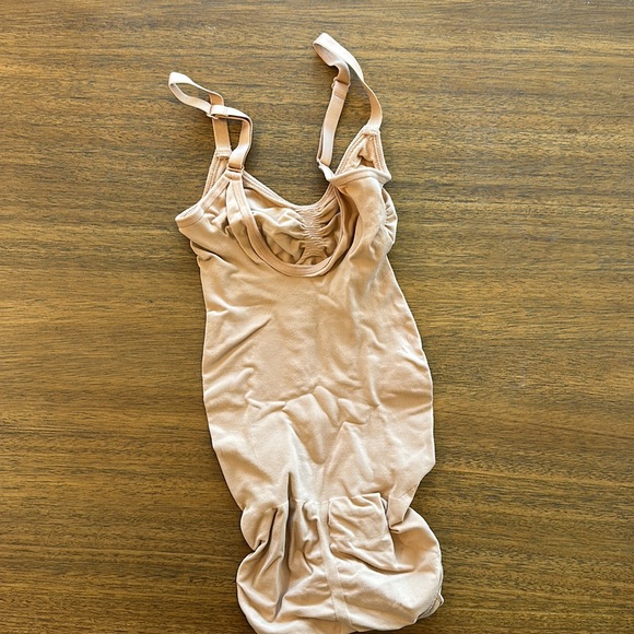 SKIMS SCULPTING BODYSUIT BRIEF W/ SNAPS - Picture 6 of 16